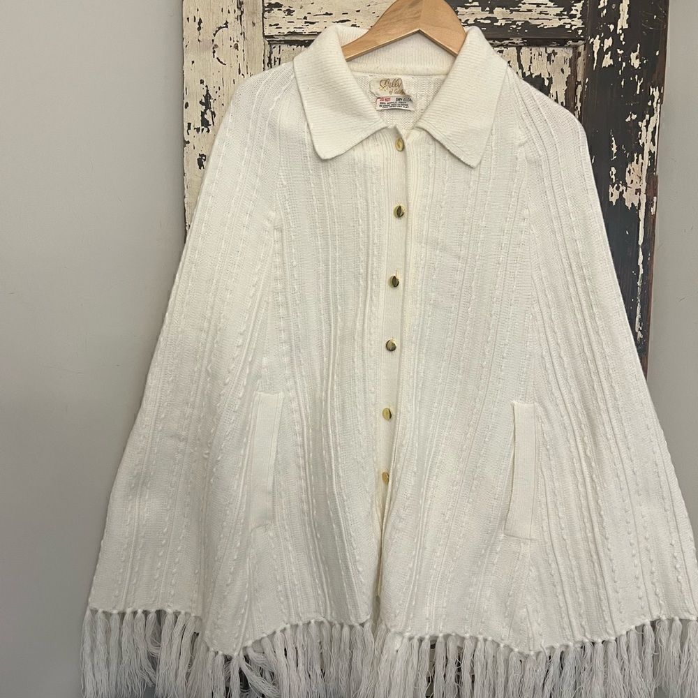 Vintage Lilly Of California 1960’s button down cape/shawl/sweater w collar.